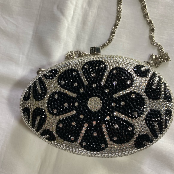 The perfect bay company metal purse with crystals and silver chain strap - Picture 4 of 12